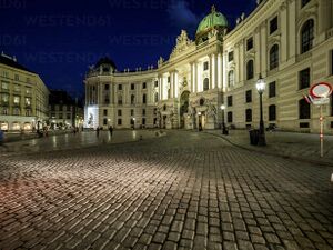 Wiener Hofburg bei Nacht.jpg